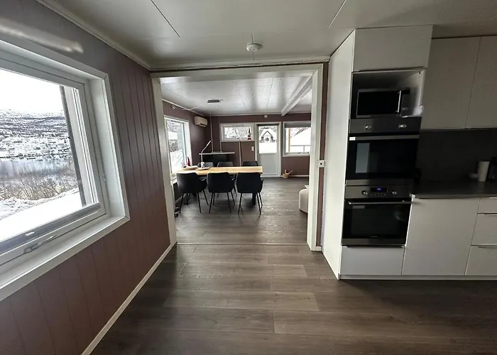 Lyngen Blue House * Lyngseidet